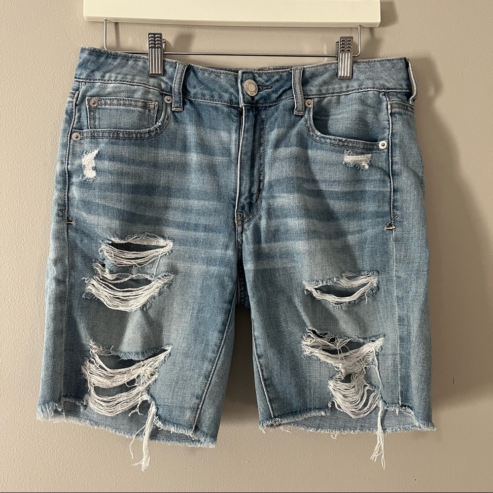 American eagle medium wash denim Tomgirl Bermuda shorts size 8